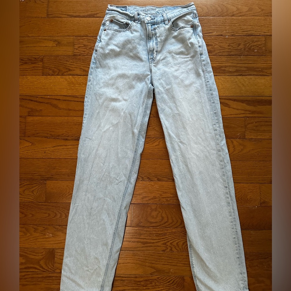 AE blue white washed boyfriend jeans, never worn, very sleek and cute